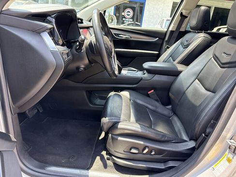 Used 2017 Cadillac XT5 Luxury w/ Driver Awareness Package FWD image 11