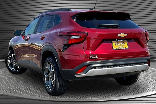 Used 2025 Chevrolet Trax LT w/ LT Convenience Package FWD image 4