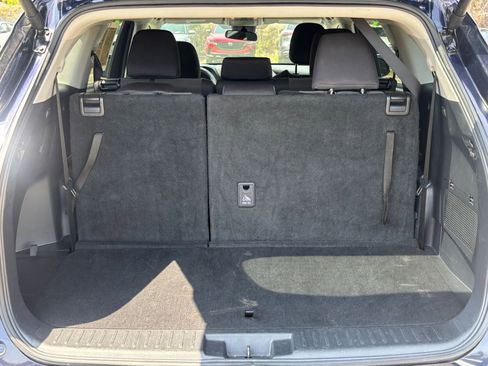 Used 2025 Toyota Highlander LE FWD image 34