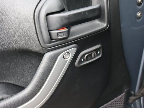 Used 2017 Jeep Wrangler Unlimited Rubicon w/ Connectivity Group AWD/4WD image 9