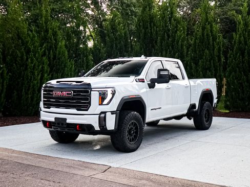 Used 2024 GMC Sierra 2500 AT4 w/ Technology Package AWD/4WD image 5