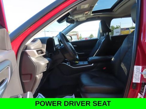 Used 2024 Toyota Highlander LE AWD/4WD image 18