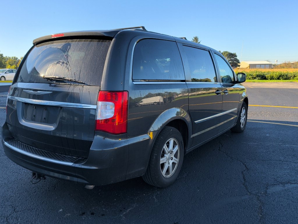Used 2011 Chrysler Town & Country Touring FWD image 4