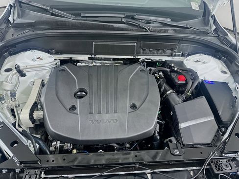 Used 2025 Volvo XC60 B5 Plus image 31