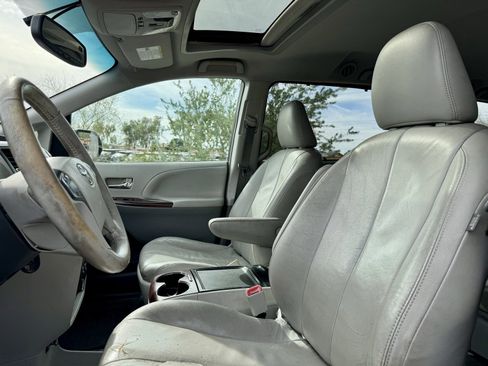 Used 2013 Toyota Sienna XLE image 11