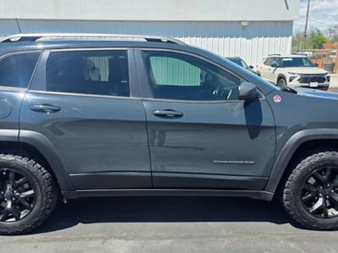 Used 2017 Jeep Cherokee Trailhawk w/ Cold Weather Group AWD/4WD image 6