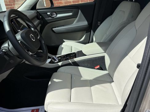 Used 2024 Volvo XC40 B5 Plus image 7