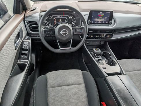 Used 2023 Nissan Rogue SV image 3