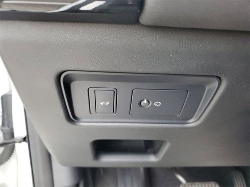 Used 2019 Land Rover Discovery HSE image 18