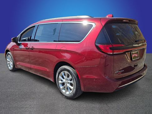 Used 2022 Chrysler Pacifica Touring-L w/ Uconnect Theater Family Group AWD/4WD image 6