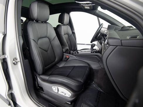 New 2026 Porsche Macan image 32