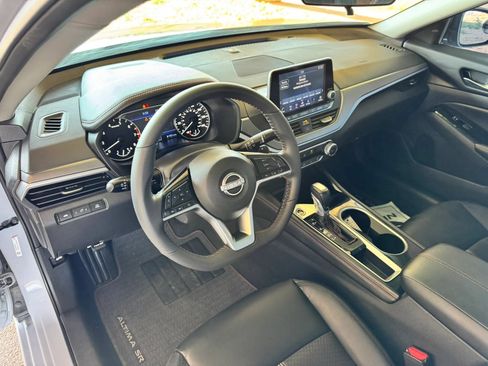 Used 2025 Nissan Altima 2.5 SR FWD image 10