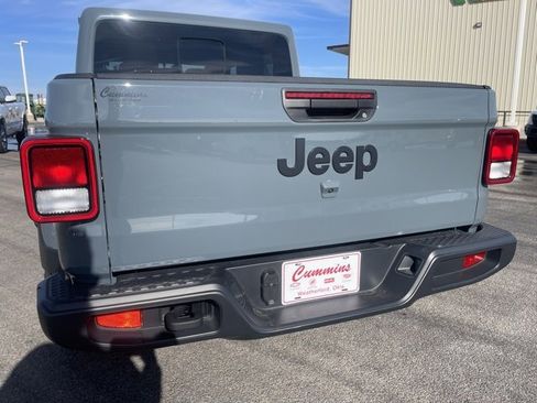 Used 2025 Jeep Gladiator Nighthawk image 12