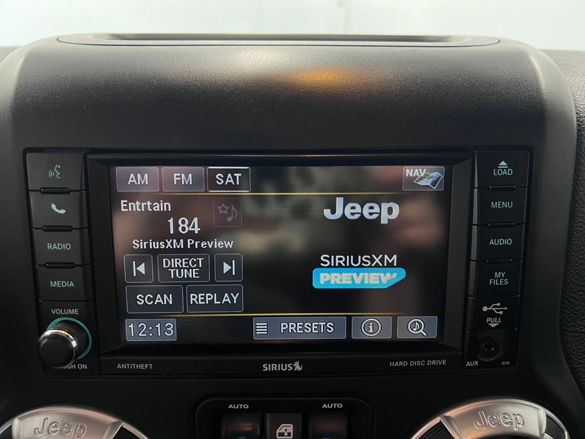 Used 2017 Jeep Wrangler Unlimited Rubicon w/ Connectivity Group AWD/4WD image 19