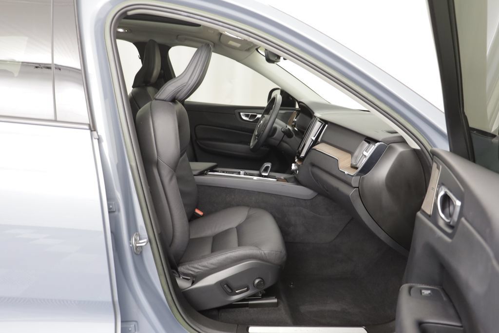 Used 2023 Volvo XC60 B5 Plus w/ Protection Package Premier AWD/4WD image 19