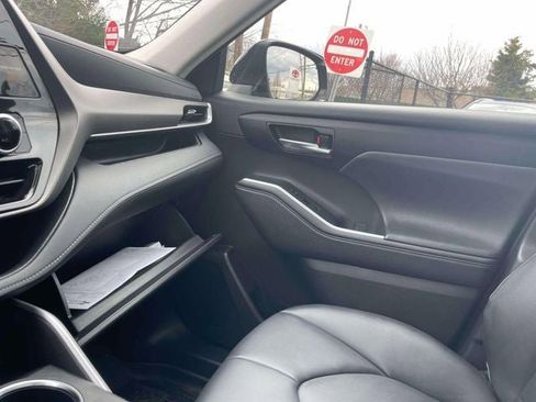 Used 2024 Toyota Highlander XLE image 33