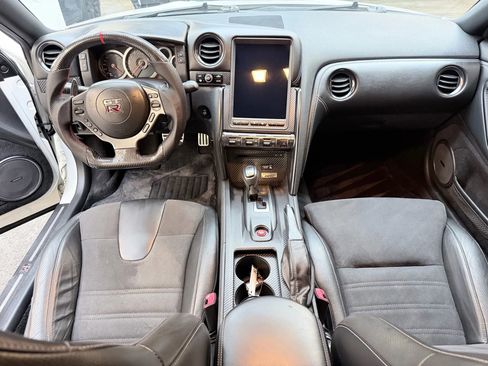 Used 2015 Nissan GT-R Premium image 16