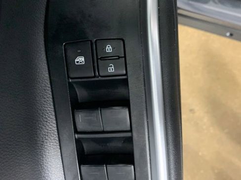 Used 2023 Toyota Highlander XLE AWD/4WD image 19