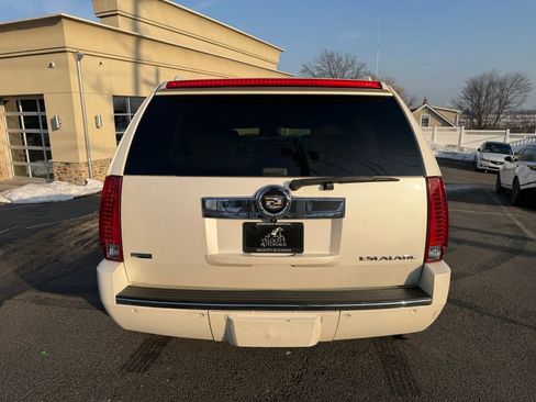 Used 2011 Cadillac Escalade Premium image 6