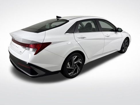 Used 2025 Hyundai Elantra Limited FWD image 3