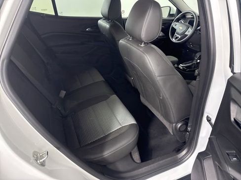 Used 2025 Chevrolet Trax LT w/ LT Convenience Package FWD image 19