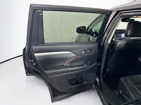 Used 2019 Toyota Highlander XLE image 26