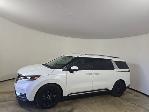 Used 2023 Kia Carnival SX image 2