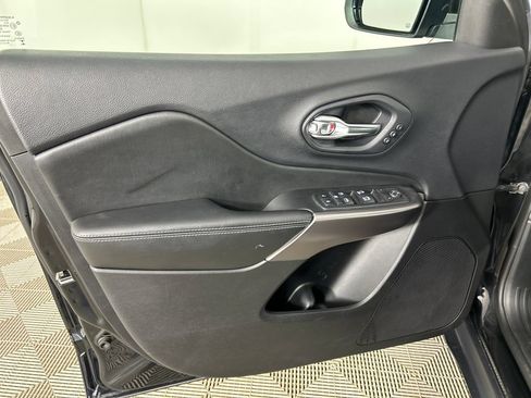 Used 2019 Jeep Cherokee Limited AWD/4WD image 12