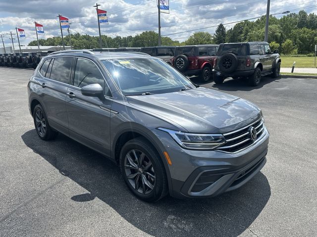 Used 2023 Volkswagen Tiguan SE w/ Panoramic Sunroof Package AWD/4WD image 11