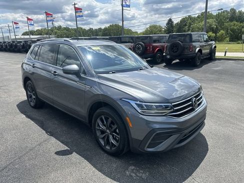 Used 2023 Volkswagen Tiguan SE w/ Panoramic Sunroof Package AWD/4WD image 11