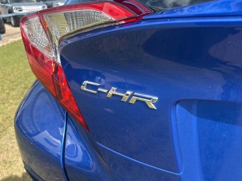 Used 2022 Toyota C-HR XLE FWD image 5