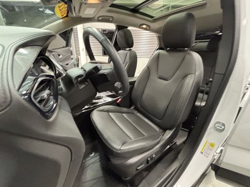 Used 2022 Buick Encore GX Essence w/ Experience Buick Package image 8