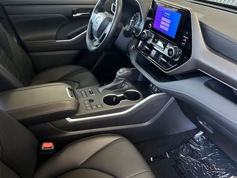 Certified 2024 Toyota Highlander XLE AWD/4WD image 16