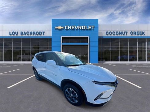 Used 2025 Chevrolet Blazer LT image 2