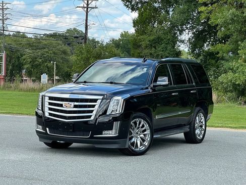 Used 2018 Cadillac Escalade Luxury AWD/4WD image 2