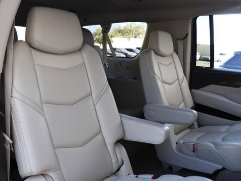 Used 2019 Cadillac Escalade ESV Premium Luxury image 32
