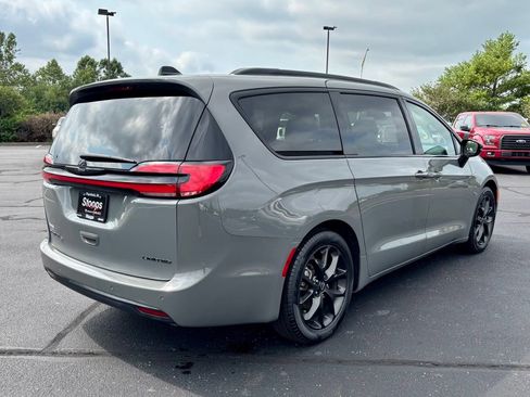 Used 2025 Chrysler Pacifica Limited FWD image 8