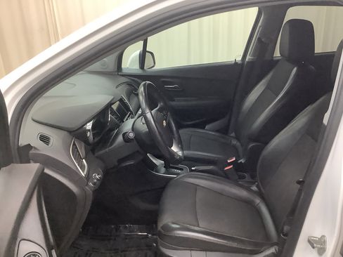 Used 2019 Chevrolet Trax LT w/ LT Convenience Package image 14
