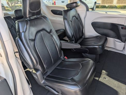 Used 2024 Chrysler Pacifica Touring-L FWD image 5