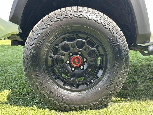 Used 2017 Toyota Tacoma TRD Off-Road AWD/4WD image 15