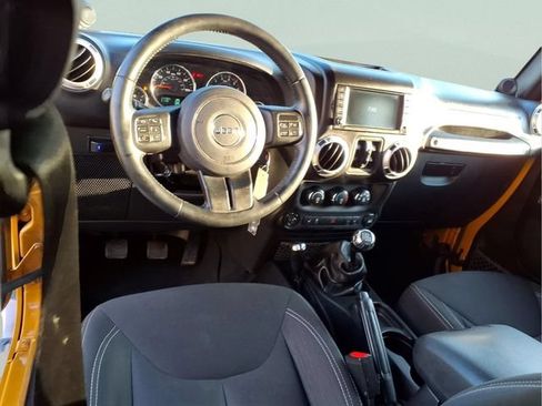 Used 2014 Jeep Wrangler Unlimited Sahara w/ Dual Top Group AWD/4WD image 4