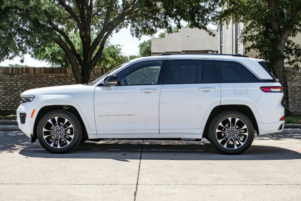 Used 2023 Jeep Grand Cherokee Overland AWD/4WD image 23