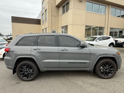 Used 2022 Jeep Grand Cherokee Laredo X AWD/4WD image 2