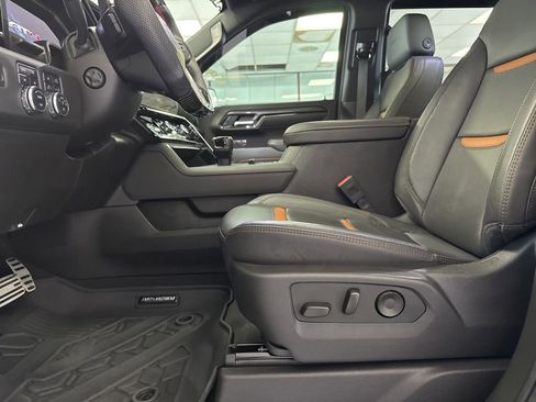 Used 2025 GMC Sierra 1500 AT4 w/ Technology Package AWD/4WD image 14