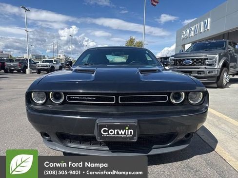 Used 2019 Dodge Challenger SXT image 2