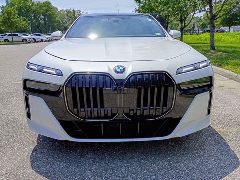 Used 2025 BMW 760i xDrive w/ Executive Package AWD/4WD image 3