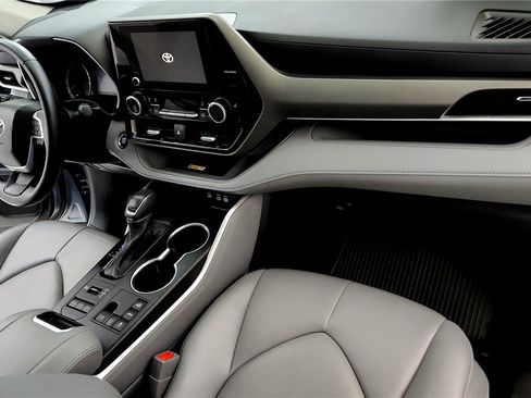 Used 2023 Toyota Highlander XLE image 9