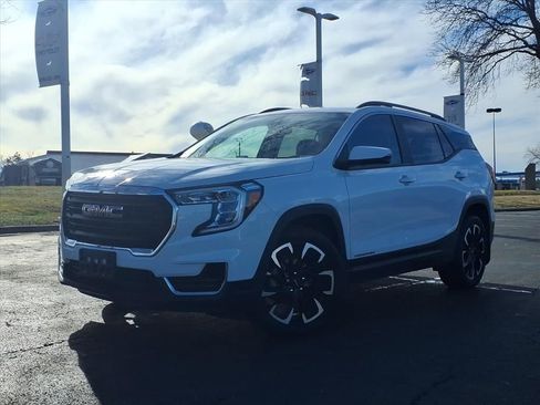 Certified 2024 GMC Terrain SLE w/ Driver Convenience Package image 3
