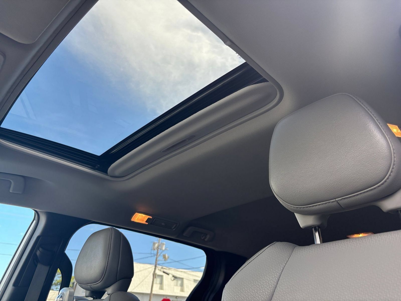Used 2025 Toyota Sienna XLE FWD image 28