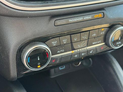 Used 2022 Ford Escape SE w/ SE Sport Appearance Package image 23